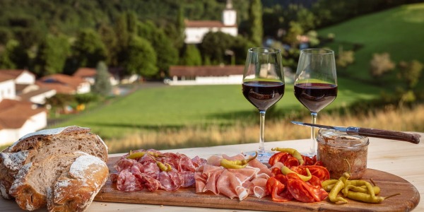 Vins du Sud-Ouest et gastronomie basque : nos accords mets et vins coup de cœur.