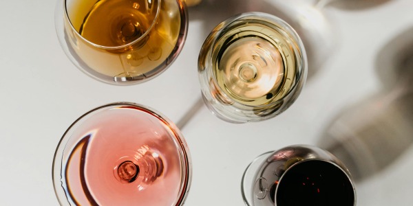 Températures de service et de dégustation des vins : le guide complet.